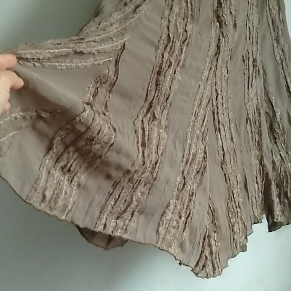 Khaki skirt with bottom triangles unique design with lning - Picture 4 of 8